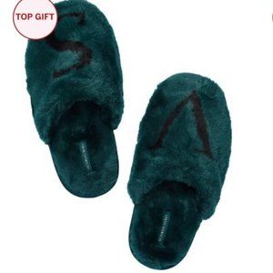 Victoria's Secret Closed Toe Faux Fur Slipper Green Size S/P With Logo